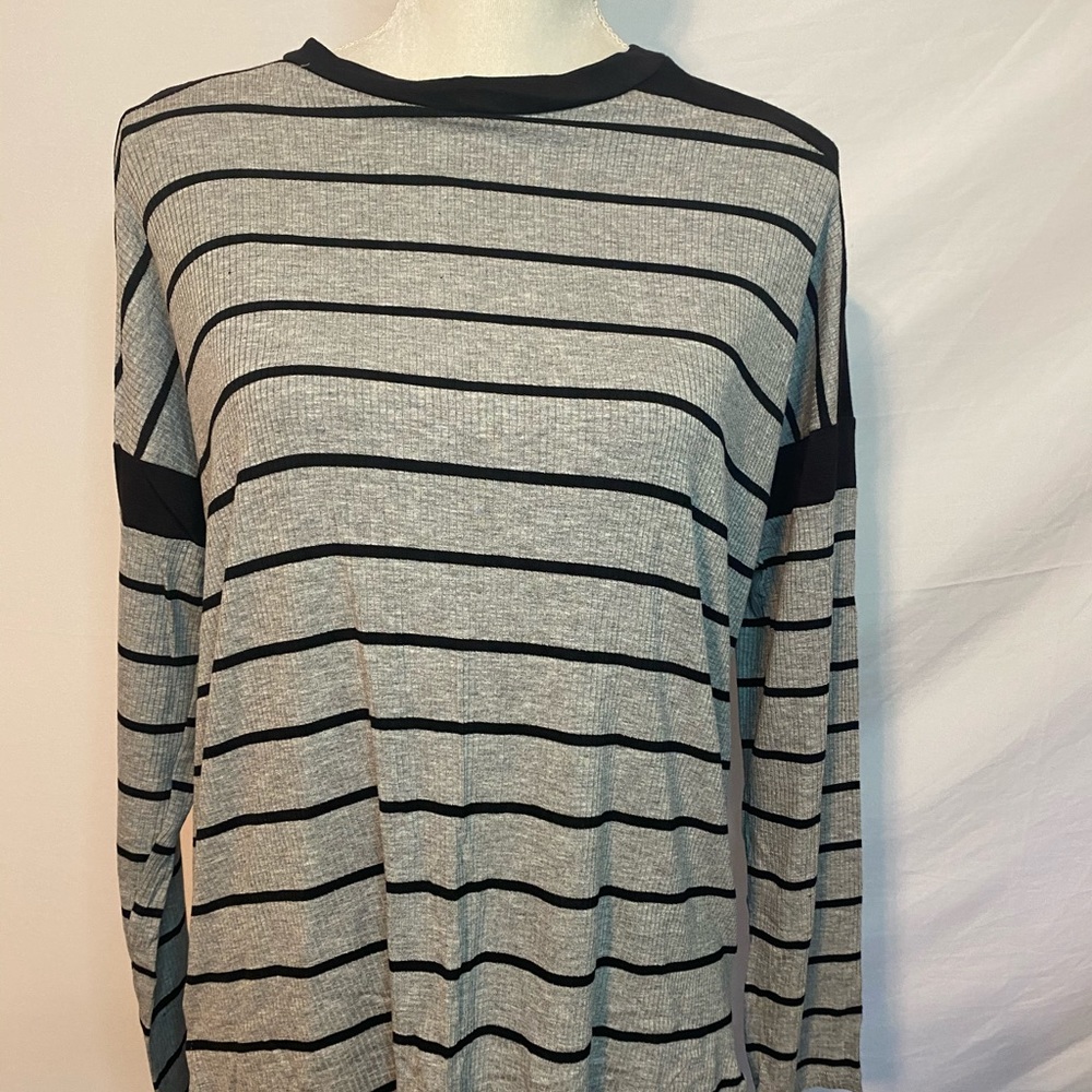 🍍🍍New !! Zutter Gray and Black Stripe shirt